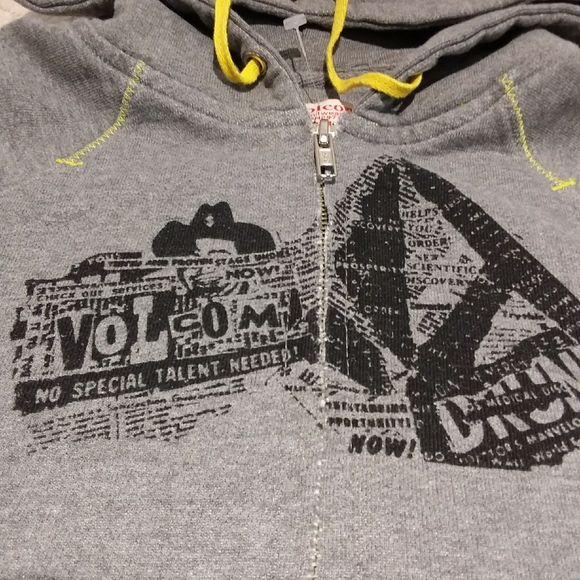 ⬇️Volcom french terry lined short sleeve hoodie - Picture 2 of 10